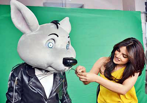 Priyanka goes 'Exotic' with Bheegi Billi!